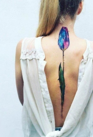女生背部漂亮有趣的彩色花朵纹身图案