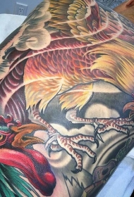 背部华丽的彩色公鸡战斗纹身图案