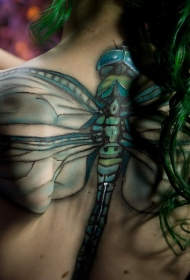 背部美丽的绿松石蜻蜓纹身图案