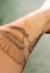 黑色线条的鸟手臂纹身图案