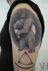 大臂黑色线条大熊和三角形纹身图案