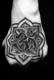 手背黑色的亚洲宗教花朵字符纹身图案