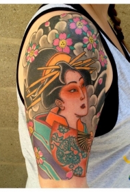 大臂奇妙的五彩亚洲艺妓花蕊纹身图案