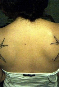背部两侧飞行的燕子纹身图案