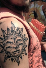 手臂神秘的太阳与两双眼睛点刺纹身图案