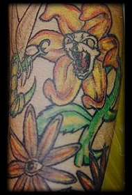 手臂愤怒的花儿在打架纹身图案