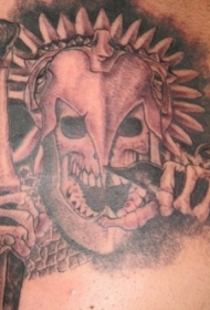 阿兹特克铁面具和邪恶的骷髅纹身图案