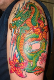 日本风格花朵和绿色龙手臂纹身图案