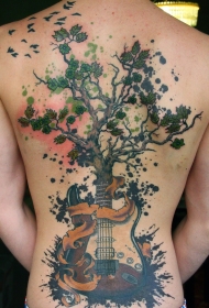 背部令人难以置信的彩色半树半吉他纹身图案