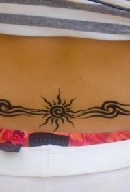 腰部黑色风格的太阳曲线纹身图案