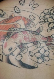 背部花朵与游泳的鲤鱼纹身图案