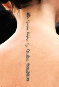 女孩背部优雅的希伯来字符纹身图案
