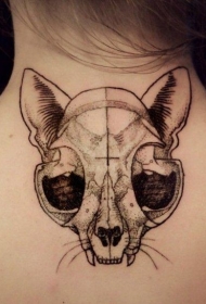 背部点刺黑灰的猫头骨纹身图案