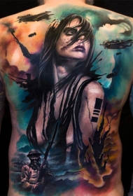 背部彩色的性感女人与军人纹身图案