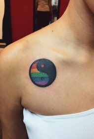 肩部彩虹色的阴阳八卦符号纹身图案