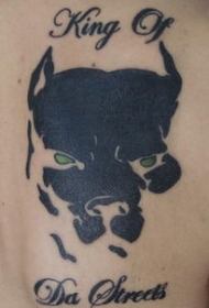 背部黑色的狗头像与字母纹身图案