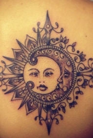 背部美妙的太阳与月亮组合纹身图案