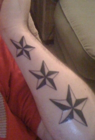 手臂三个海里的星星纹身图案