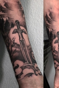很酷的黑白神秘剑手臂纹身图案