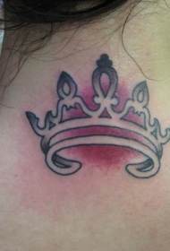 背部漂亮的皇冠个性纹身图案