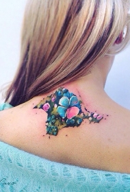 女生背部彩色精美的小花纹身图案