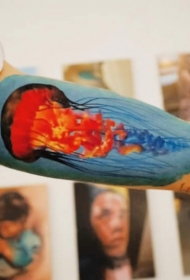 大臂华丽的彩色水母和蓝色背景纹身图案