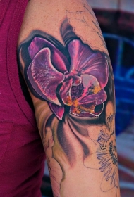 手臂明亮逼真的紫色蝴蝶兰纹身图案