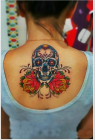 背部墨西哥骷髅和红色花朵纹身图案