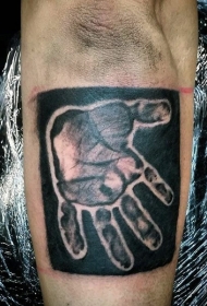 手臂简单的黑白手掌印纹身图案