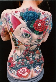 女生背部彩色迷人的猫花卉纹身图案