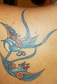背部戴皇冠的蓝色燕子纹身图案