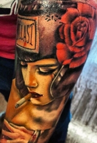 手臂吸烟的女运动员和红玫瑰纹身图案