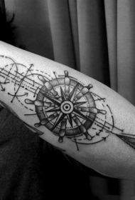 独特设计的黑白船舵与箭头手臂纹身图案