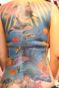 背部彩色的海底世界和虎鲸纹身图案