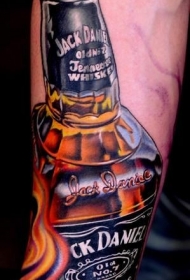 手臂非常逼真的五彩威士忌瓶子纹身图案