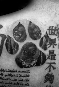 背部黑色的狗爪印与狗头像结合纹身图案