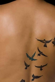 背部成群的小鸟纹身图案
