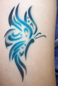 蓝色的凯尔特蝴蝶小腿纹身图案