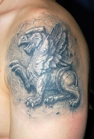 手臂格里芬神兽石像纹身图案