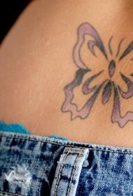 腰部精致的紫色蝴蝶纹身图案