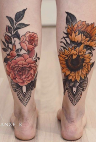 小腿彩色不同的美丽花朵纹身图案
