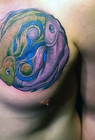 胸部彩色鲤鱼组合的阴阳八卦符号纹身图案