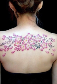 背部粉红色的美丽花朵纹身图案