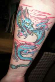 美丽的蓝色和粉红色的龙手臂纹身图案