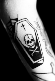 简单的黑白棺材与骷髅骨头手臂纹身图案