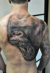 背部写实的黑色超级大猩猩头纹身图案