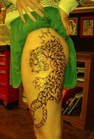 大腿亚洲黑白小老虎纹身图案