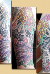 手臂彩色的菊花海浪艺术作品纹身图案