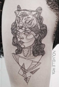 大腿素描风格黑色墨女性老虎头盔与几何纹身图案
