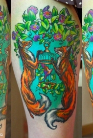 大腿彩色狐狸与鸟笼和花朵纹身图案